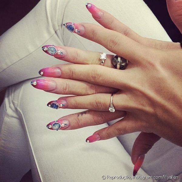 Perolas e diamantes falsos s?o aplica??es muito comuns nas manicures de Lily Allen